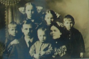 Augusta and Walter Fredeen with all their 5 kids: Beatrice, Jennie, Joel and Uriel and Clemens