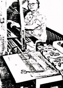 Elisabeth Neij vid vävstolen