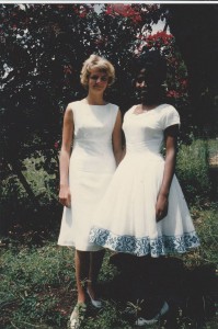 2. Anette ung flicka i Etiopien med väninnan Yemashet