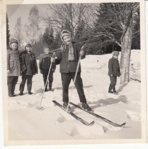 2. Anette åker skidor