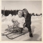 2. Vivian o Anette åker släde