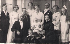 Familjen Albin o Jenny Larsson efter flytt till Götene, Sverige